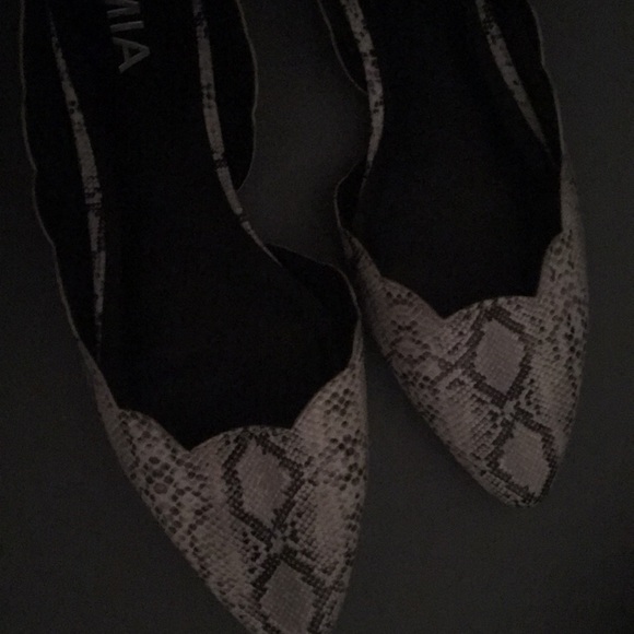 New with out tags- adorable MIA snakeskin flats! - Picture 4 of 4